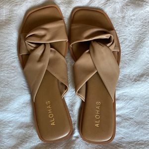 NWOT ALOHAS Nomad leather flat slides